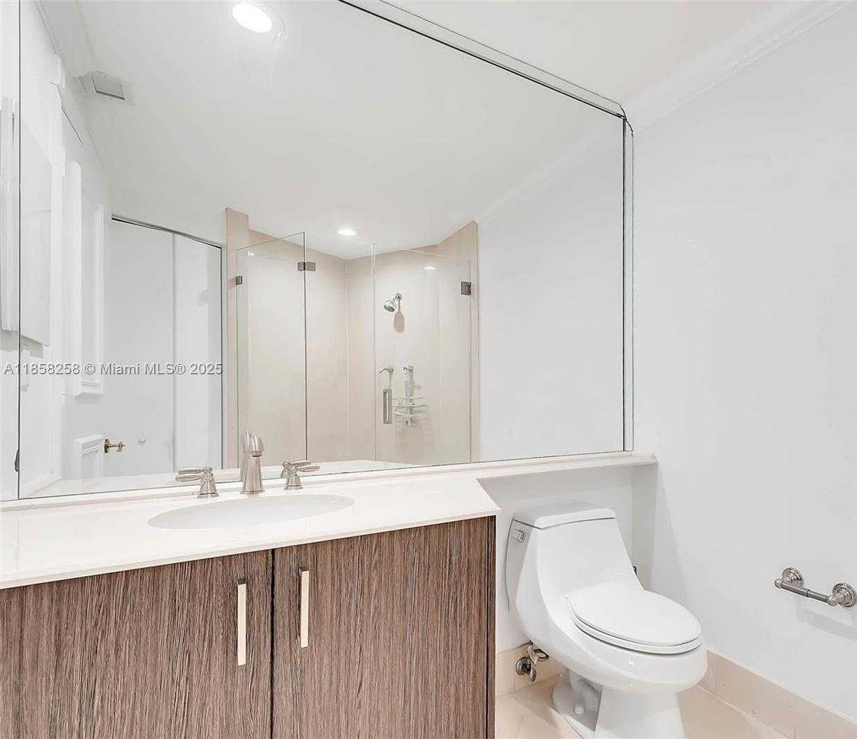 Small Image of 300 SOUTH POINTE DR #2802, Miami Beach Number 22