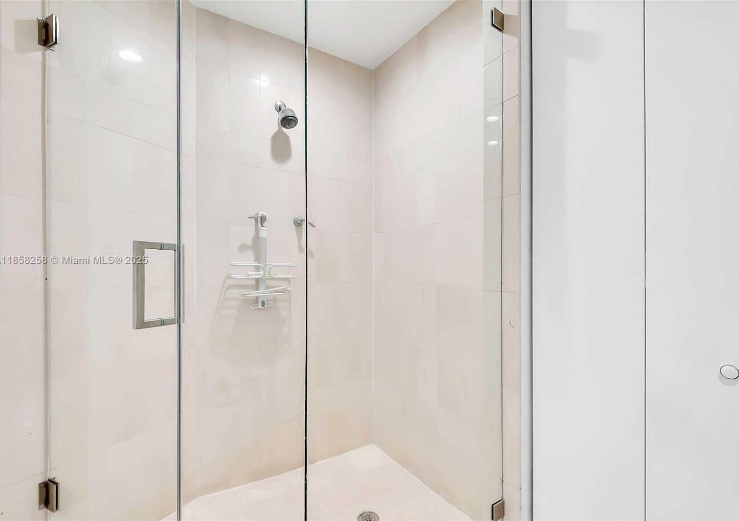Small Image of 300 SOUTH POINTE DR #2802, Miami Beach Number 23