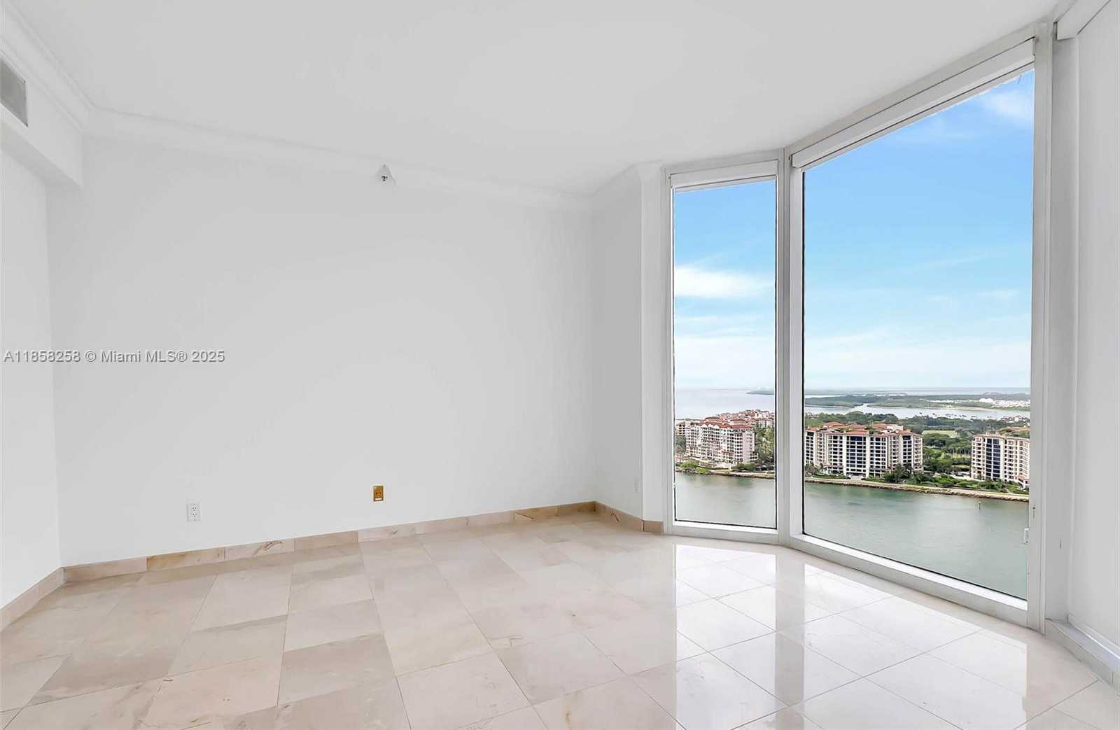 Small Image of 300 SOUTH POINTE DR #2802, Miami Beach Number 9