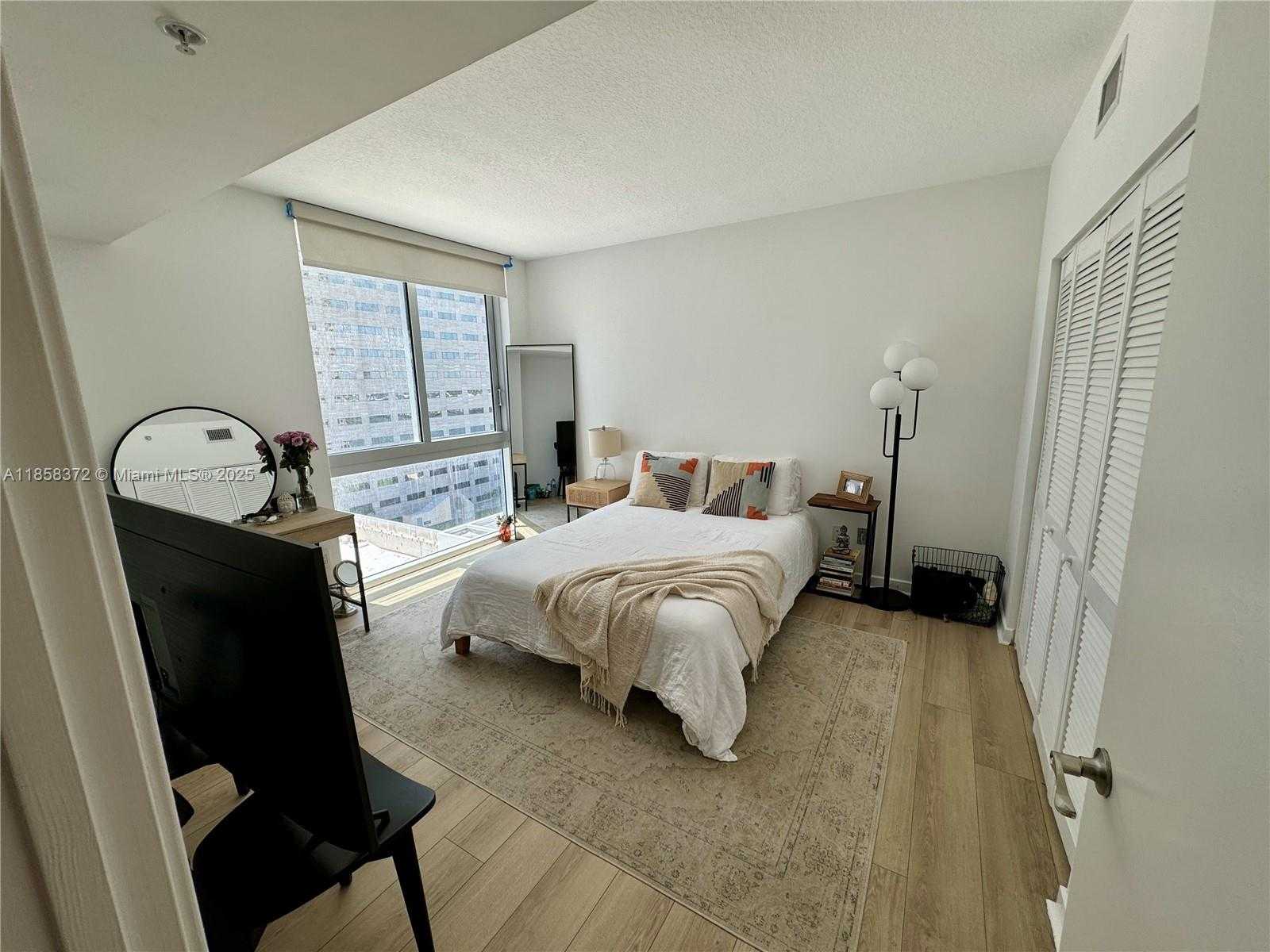 Small Image of 335 Biscayne Blvd, Miami, FL 33132, USA Number 14