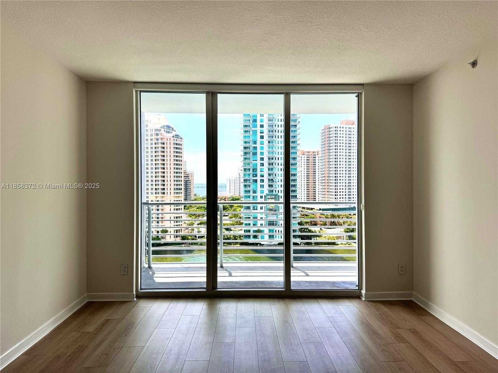 Small Image of 335 Biscayne Blvd, Miami, FL 33132, USA Number 3