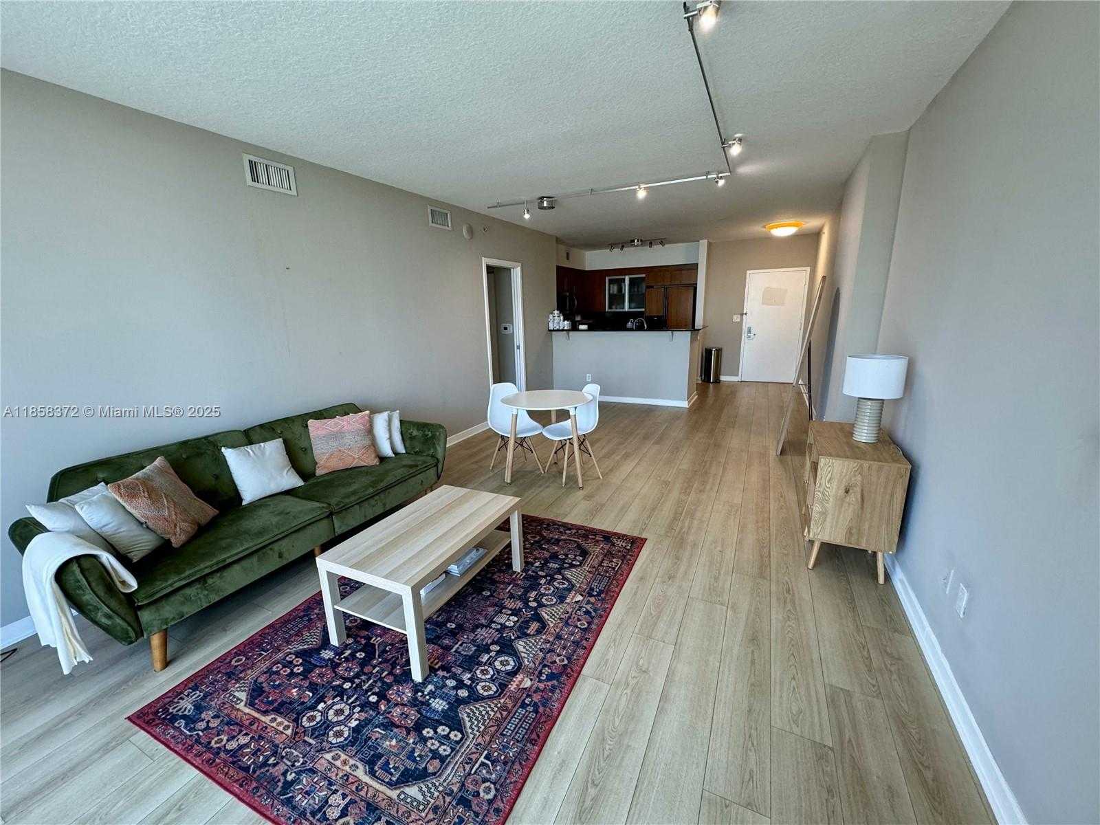 Small Image of 335 Biscayne Blvd, Miami, FL 33132, USA Number 4