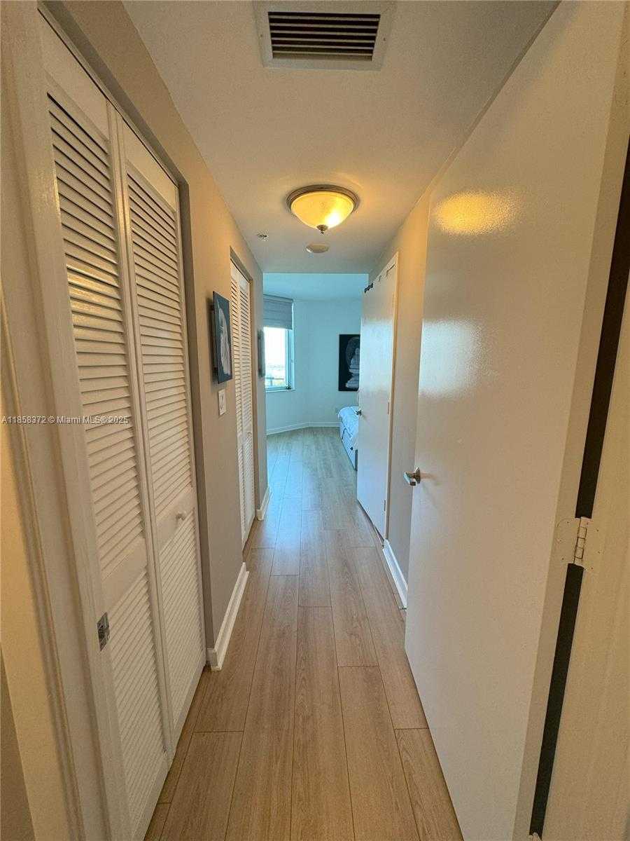 Small Image of 335 Biscayne Blvd, Miami, FL 33132, USA Number 8