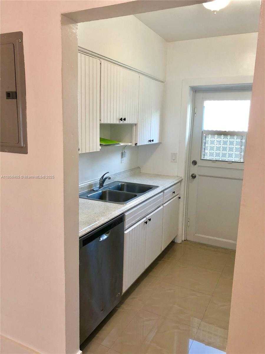 Small Image of 8227 CRESPI BLVD #3, Miami Beach Number 13