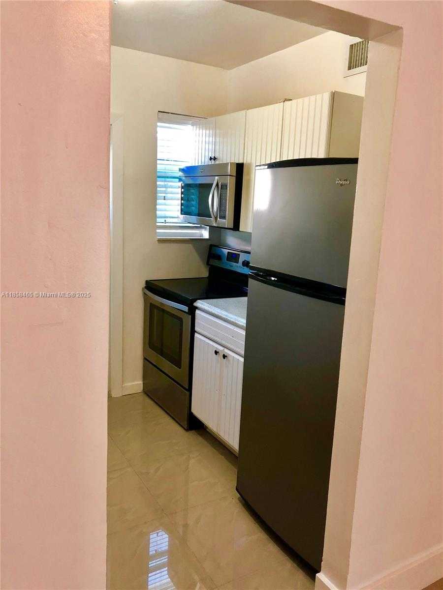 Small Image of 8227 CRESPI BLVD #3, Miami Beach Number 14