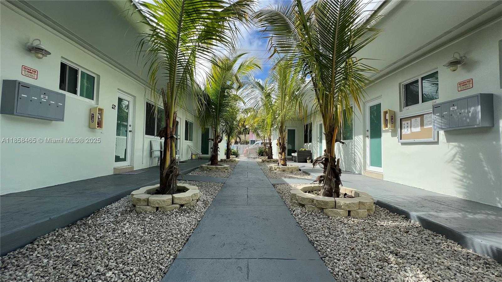 Small Image of 8227 CRESPI BLVD #3, Miami Beach Number 27