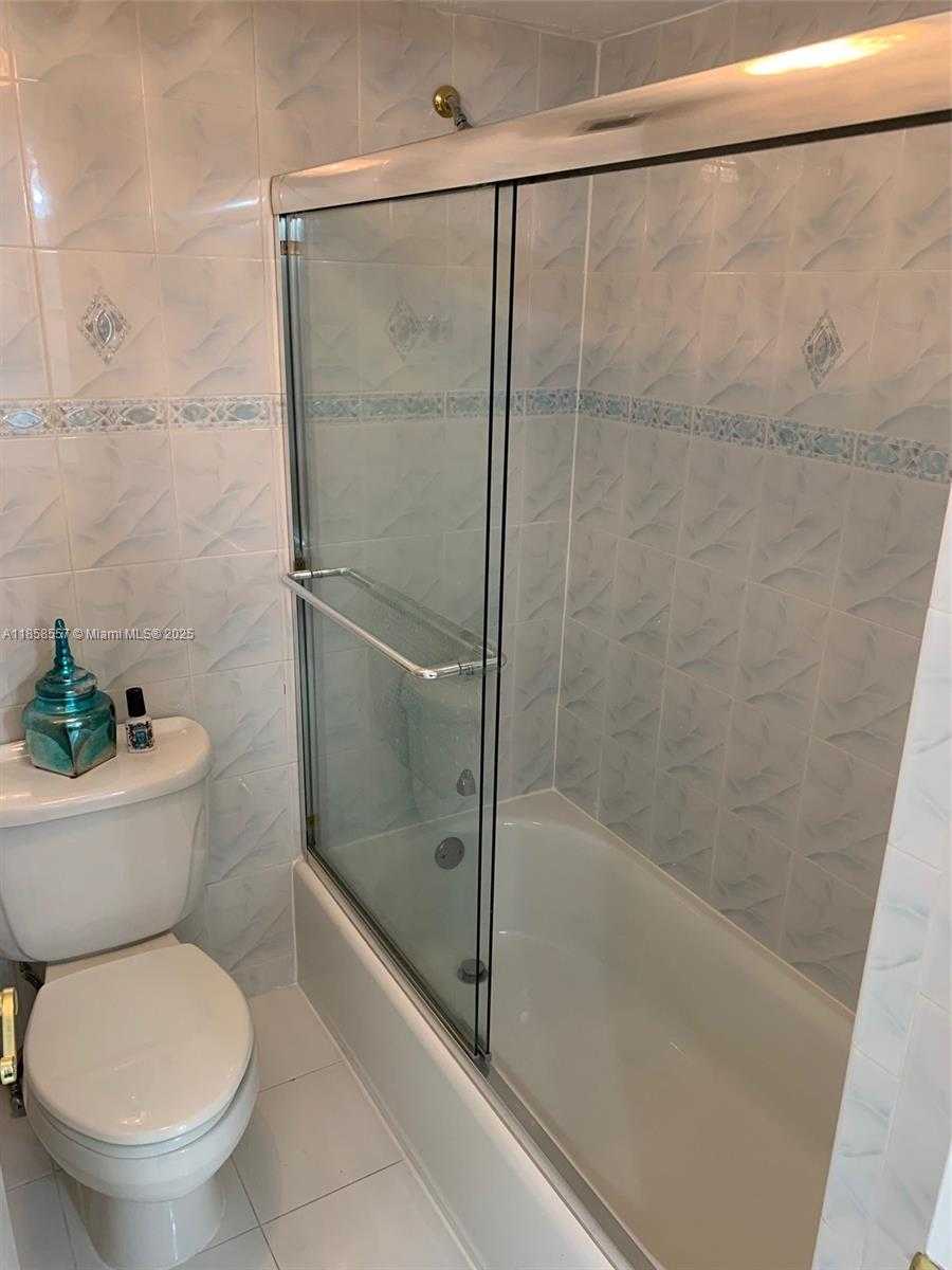 Small Image of 6039 COLLINS AVE #505, Miami Beach Number 10