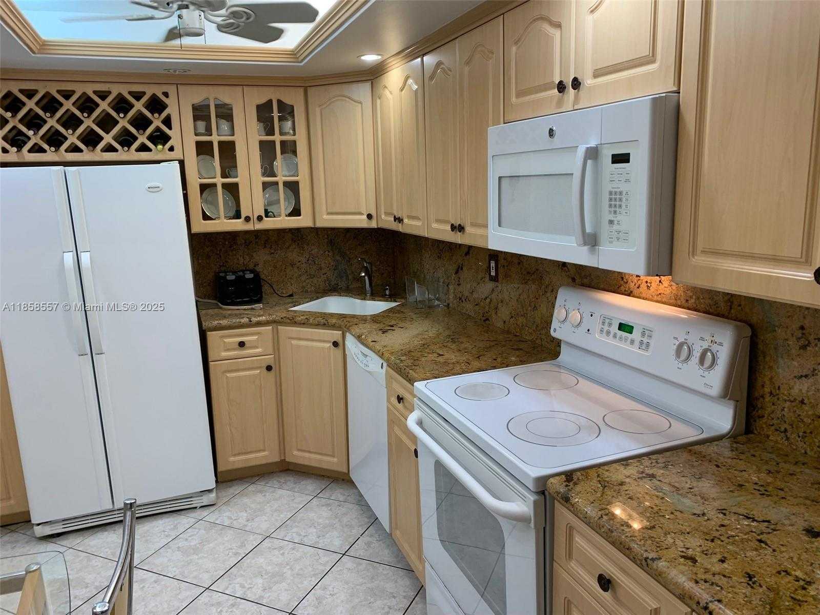 Small Image of 6039 COLLINS AVE #505, Miami Beach Number 3