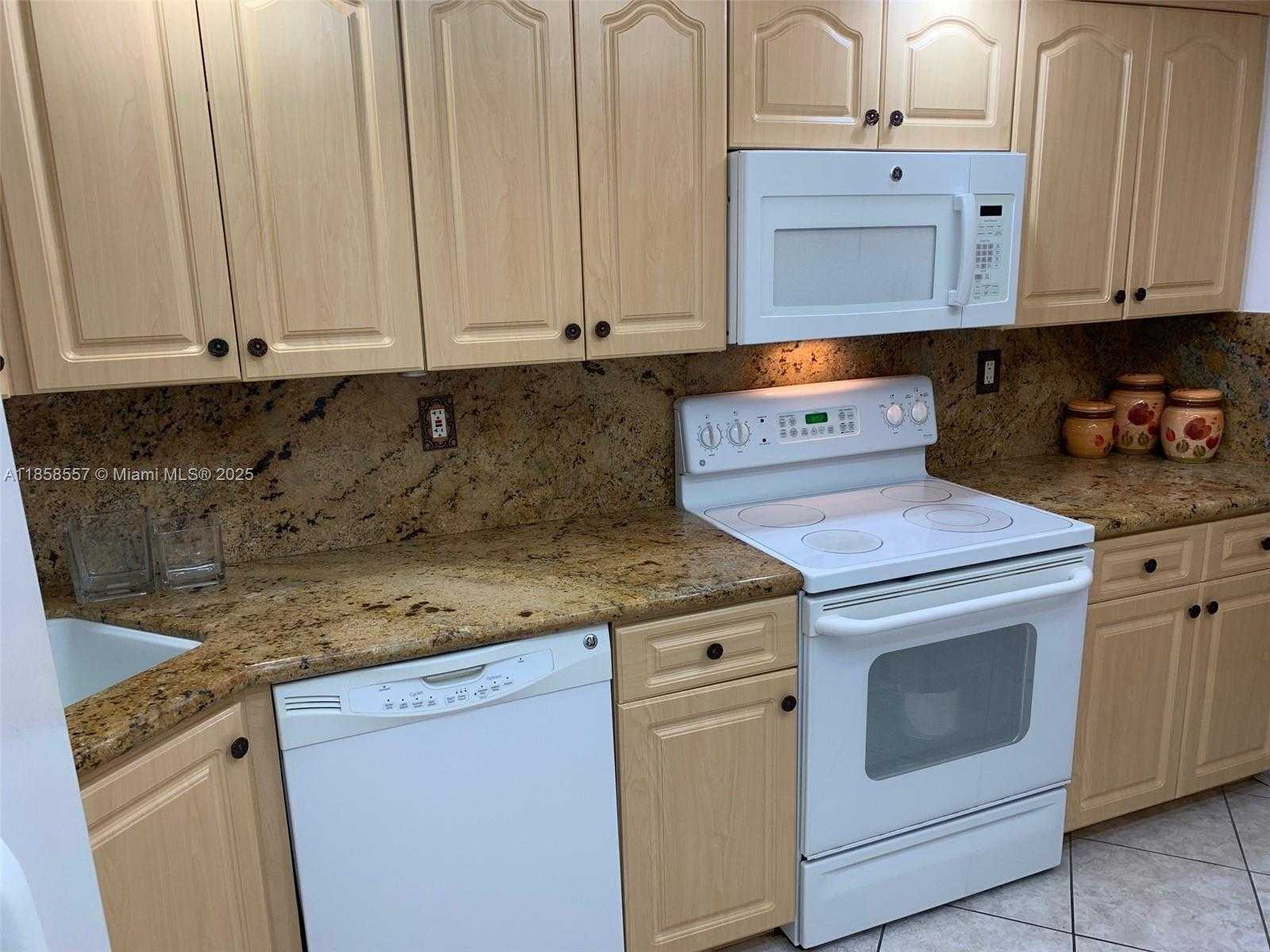 Small Image of 6039 COLLINS AVE #505, Miami Beach Number 5