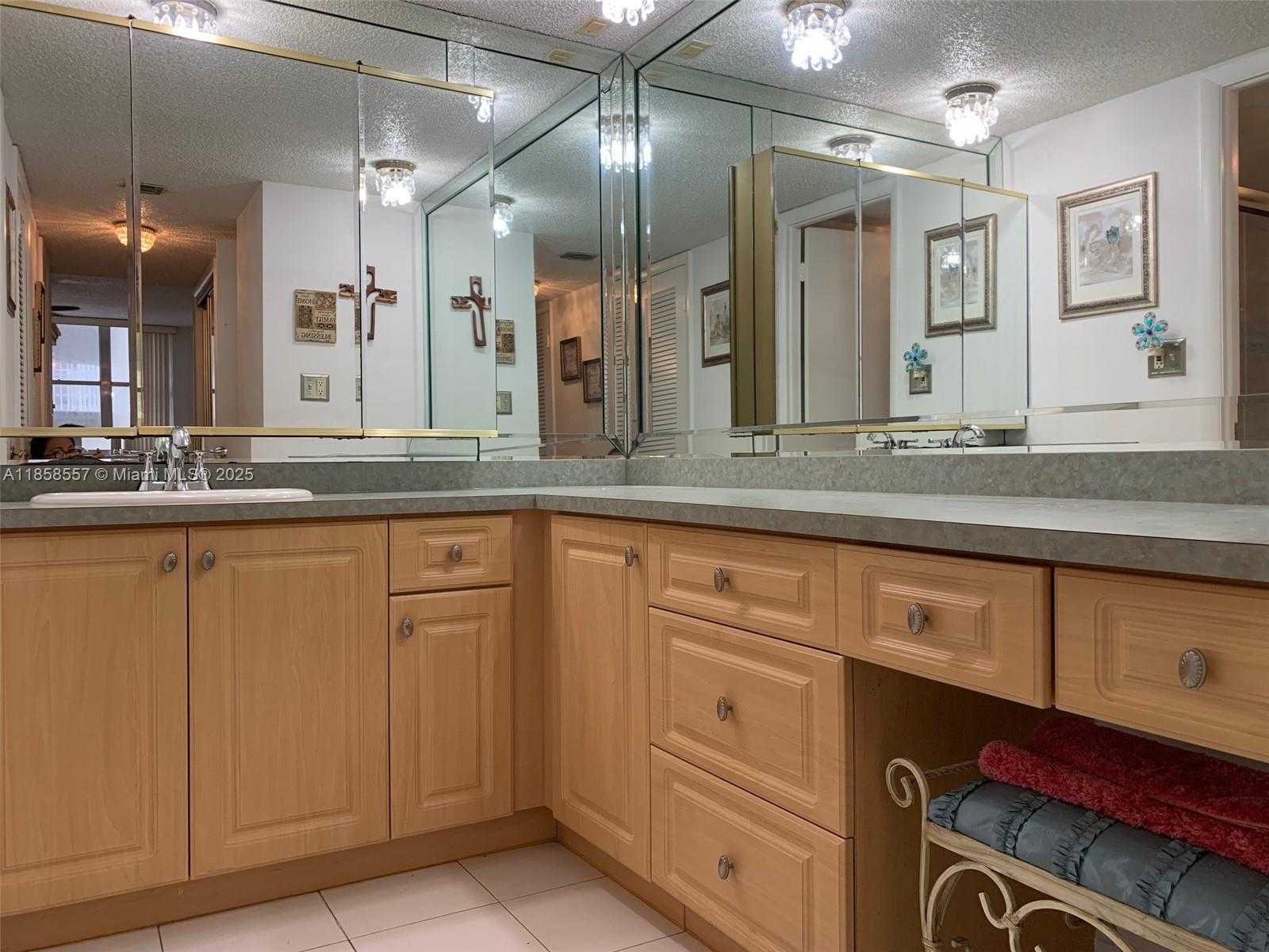 Small Image of 6039 COLLINS AVE #505, Miami Beach Number 9