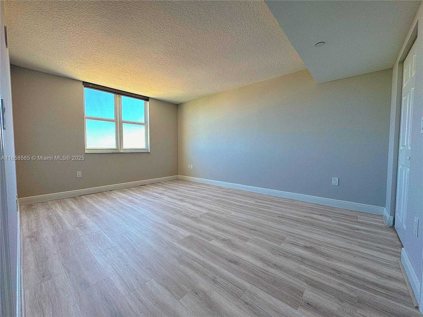 Small Image of 3000 SOUTH CORAL WAY #816, Miami Number 4