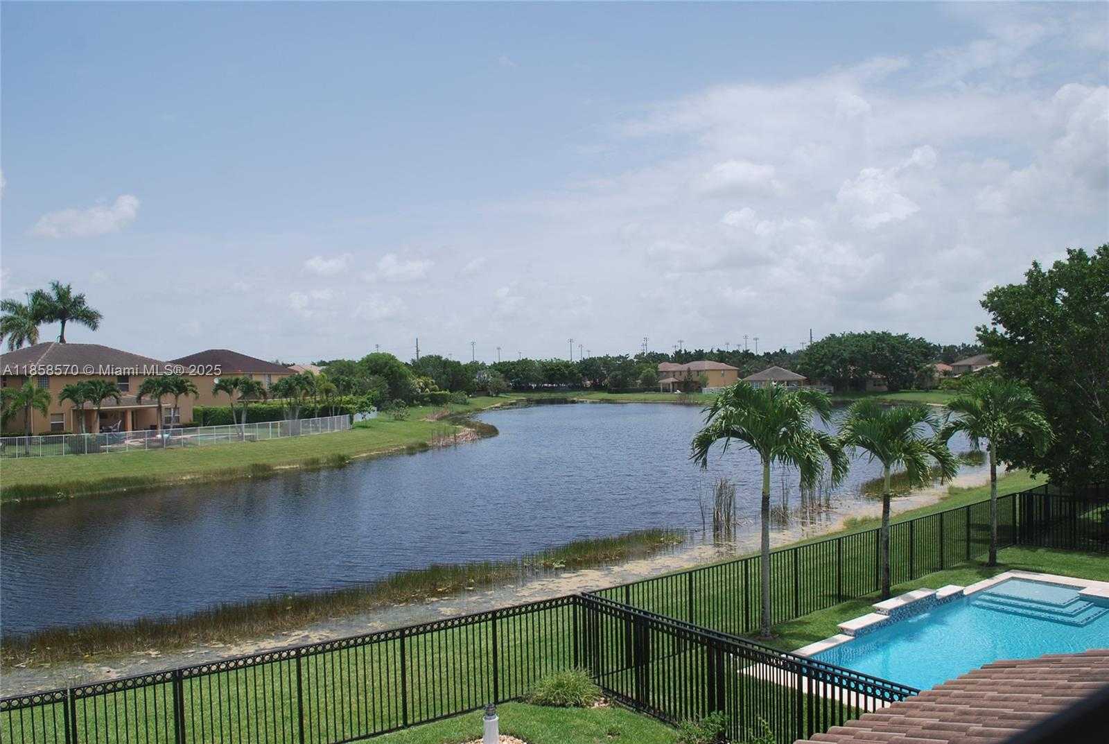 Small Image of 19333 STONEBROOK ST, Weston Number 24