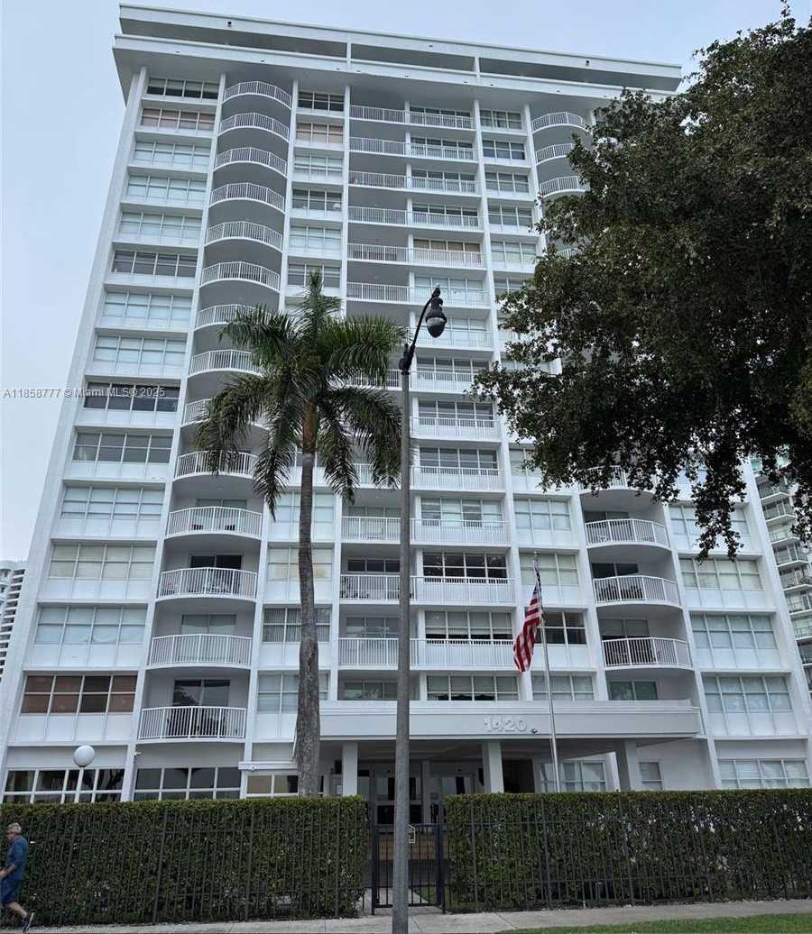 Small Image of 1420 BRICKELL BAY DR #306D, Miami Number 2