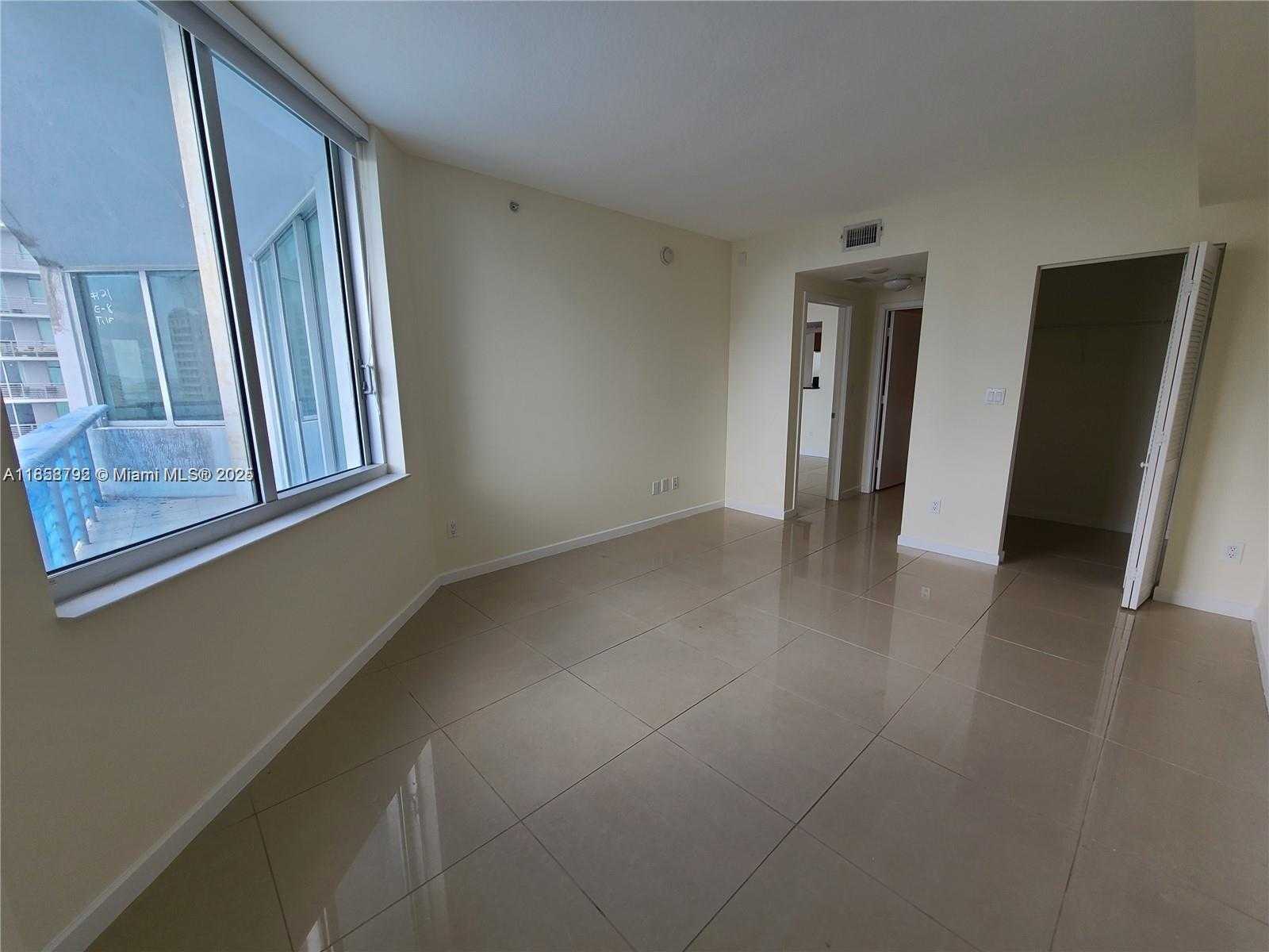 Small Image of 335 Biscayne Blvd, Miami, FL 33132, USA Number 10