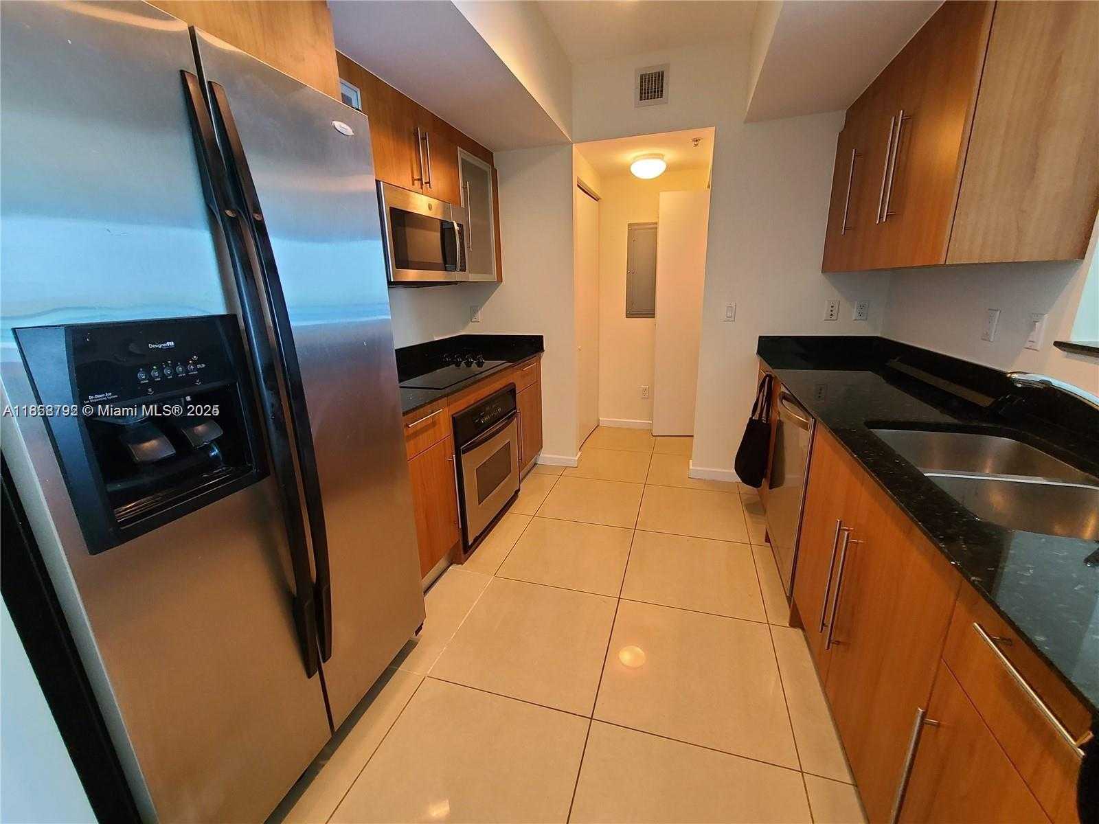 Small Image of 335 Biscayne Blvd, Miami, FL 33132, USA Number 4