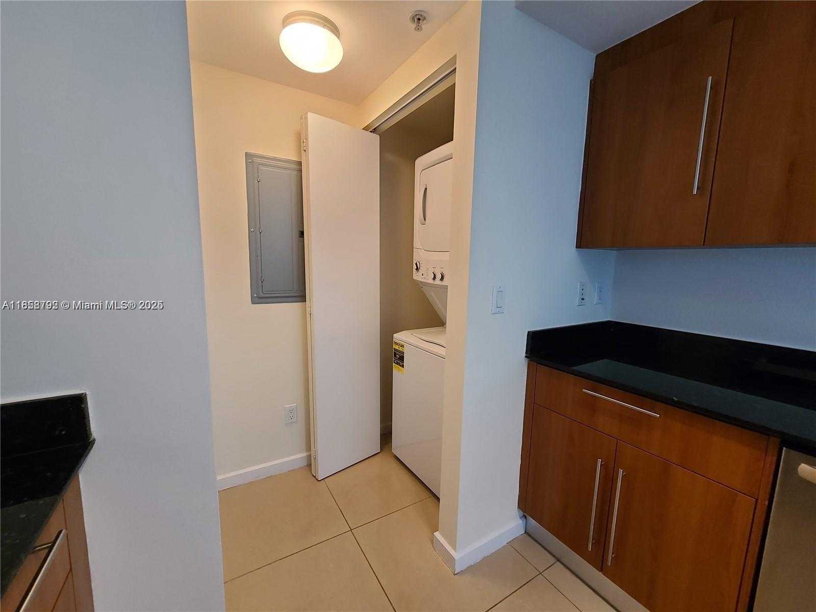 Small Image of 335 Biscayne Blvd, Miami, FL 33132, USA Number 5