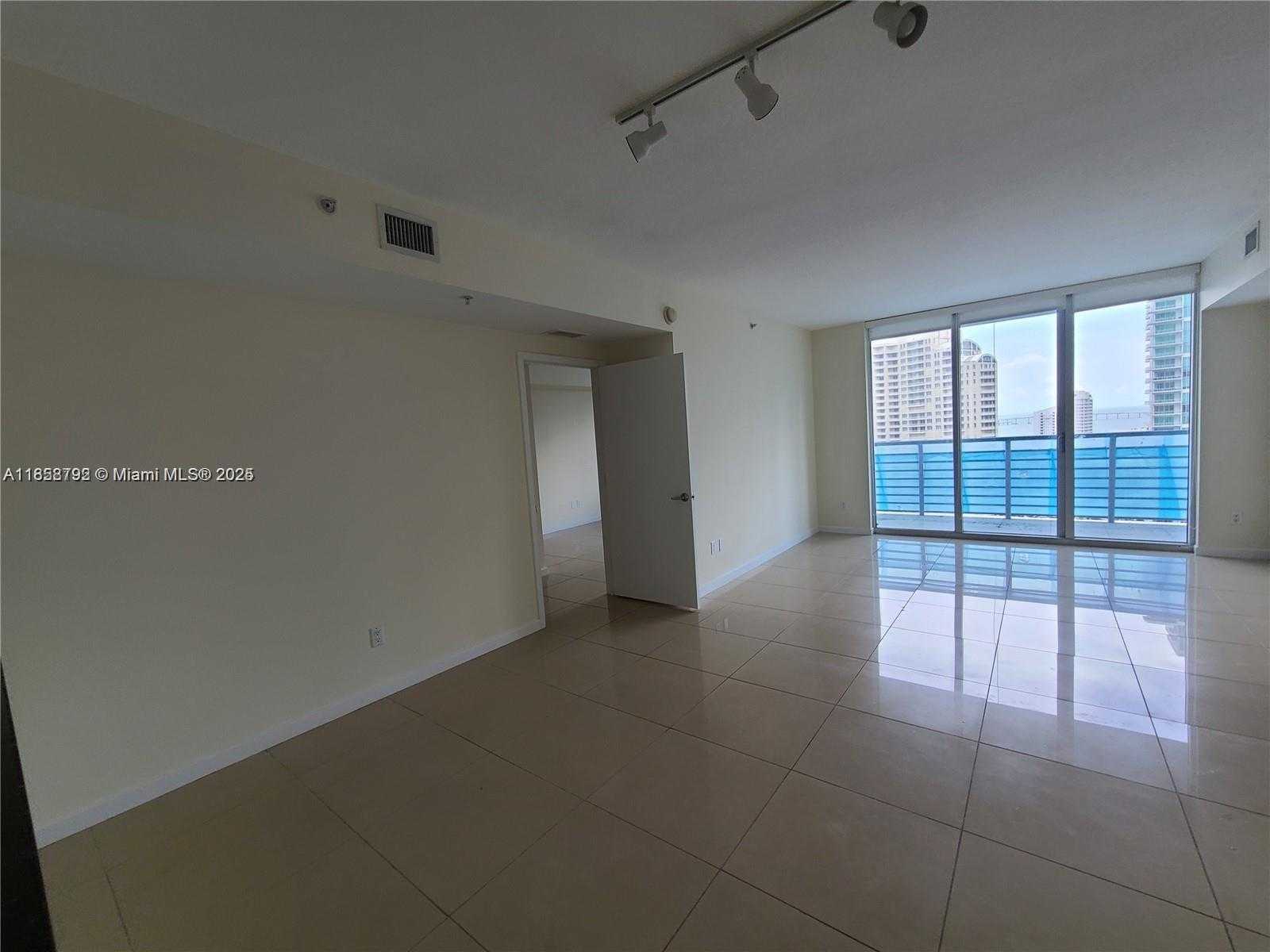 Small Image of 335 Biscayne Blvd, Miami, FL 33132, USA Number 7
