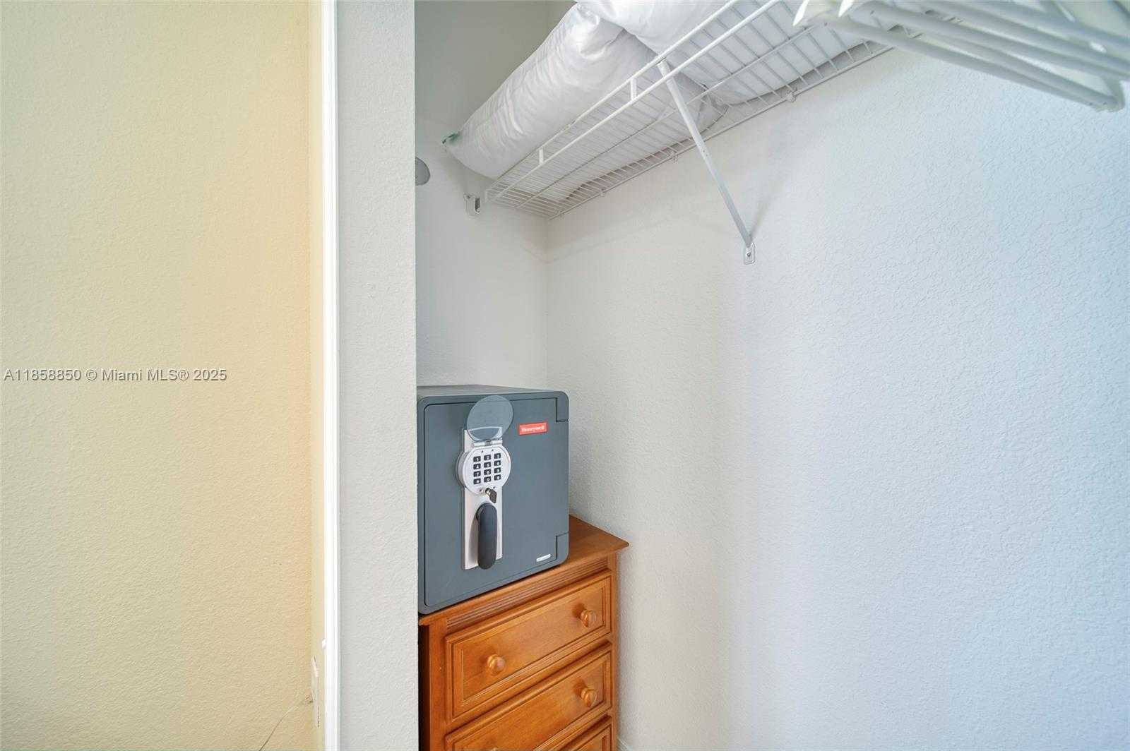 Small Image of 16403 SOUTH WEST 79TH LN #16403, Miami Number 27