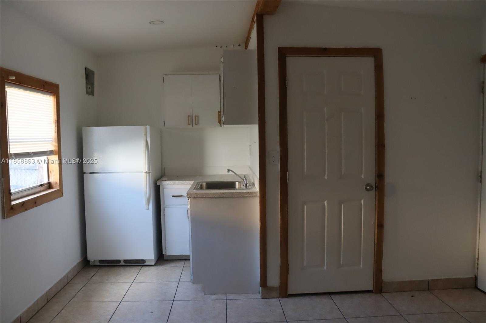 Small Image of 5743 LINCOLN ST #3, Hollywood Number 5