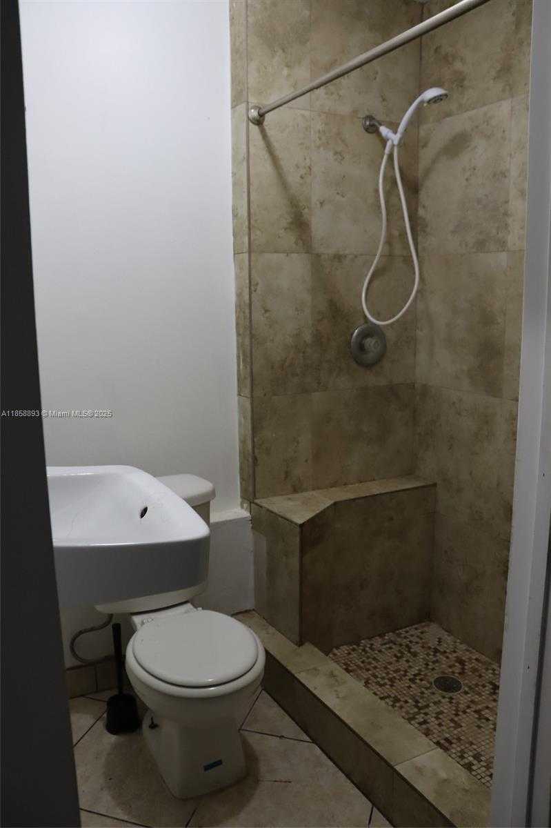 Small Image of 5743 LINCOLN ST #3, Hollywood Number 6