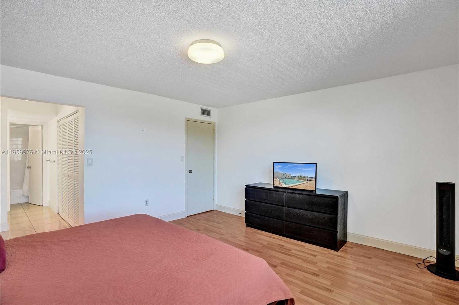 Small Image of 17800 ATLANTIC BLVD #301, Sunny Isles Beach Number 4