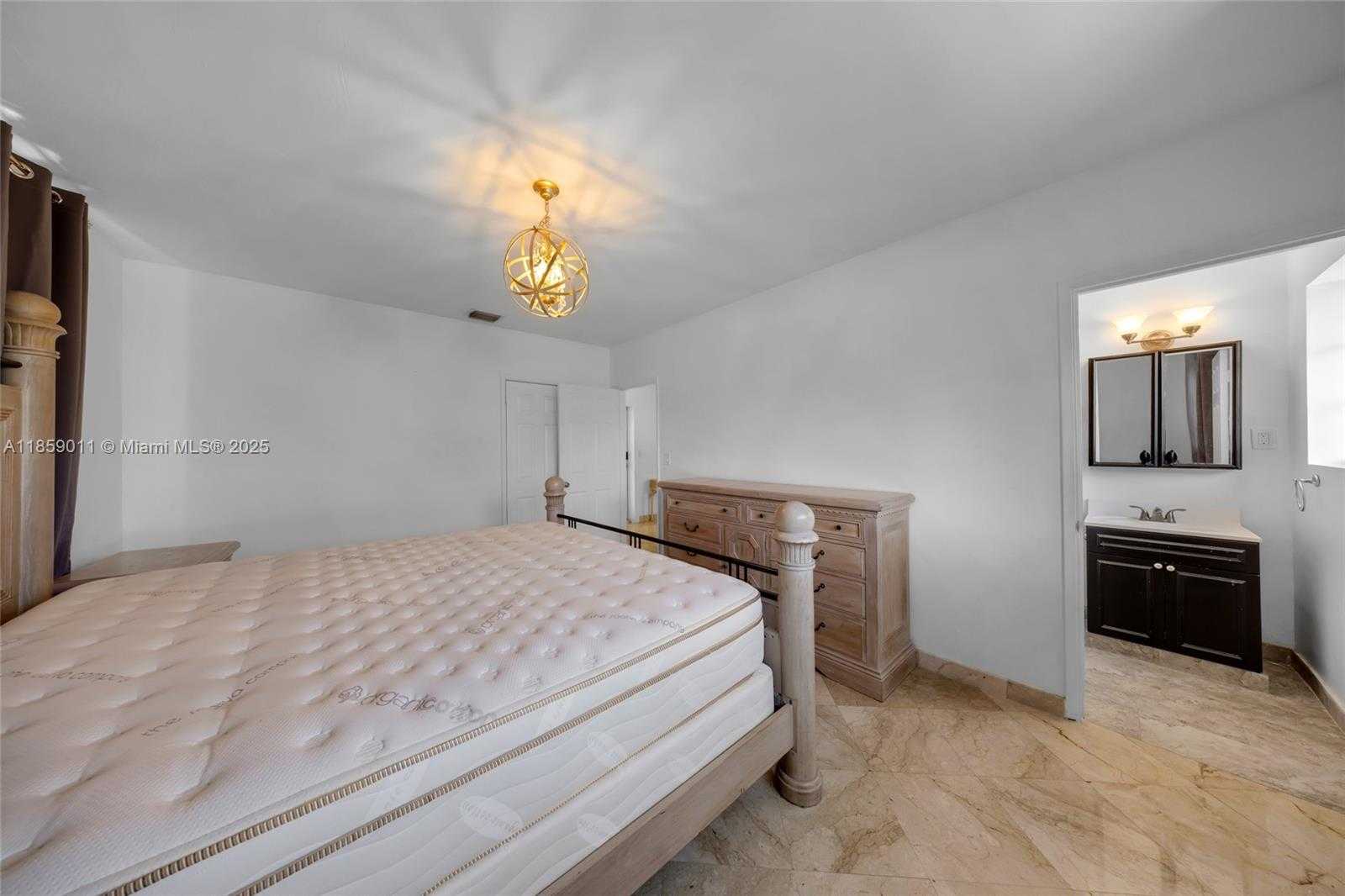 Small Image of 1700 NORTH TREASURE DR, North Bay Village Number 25