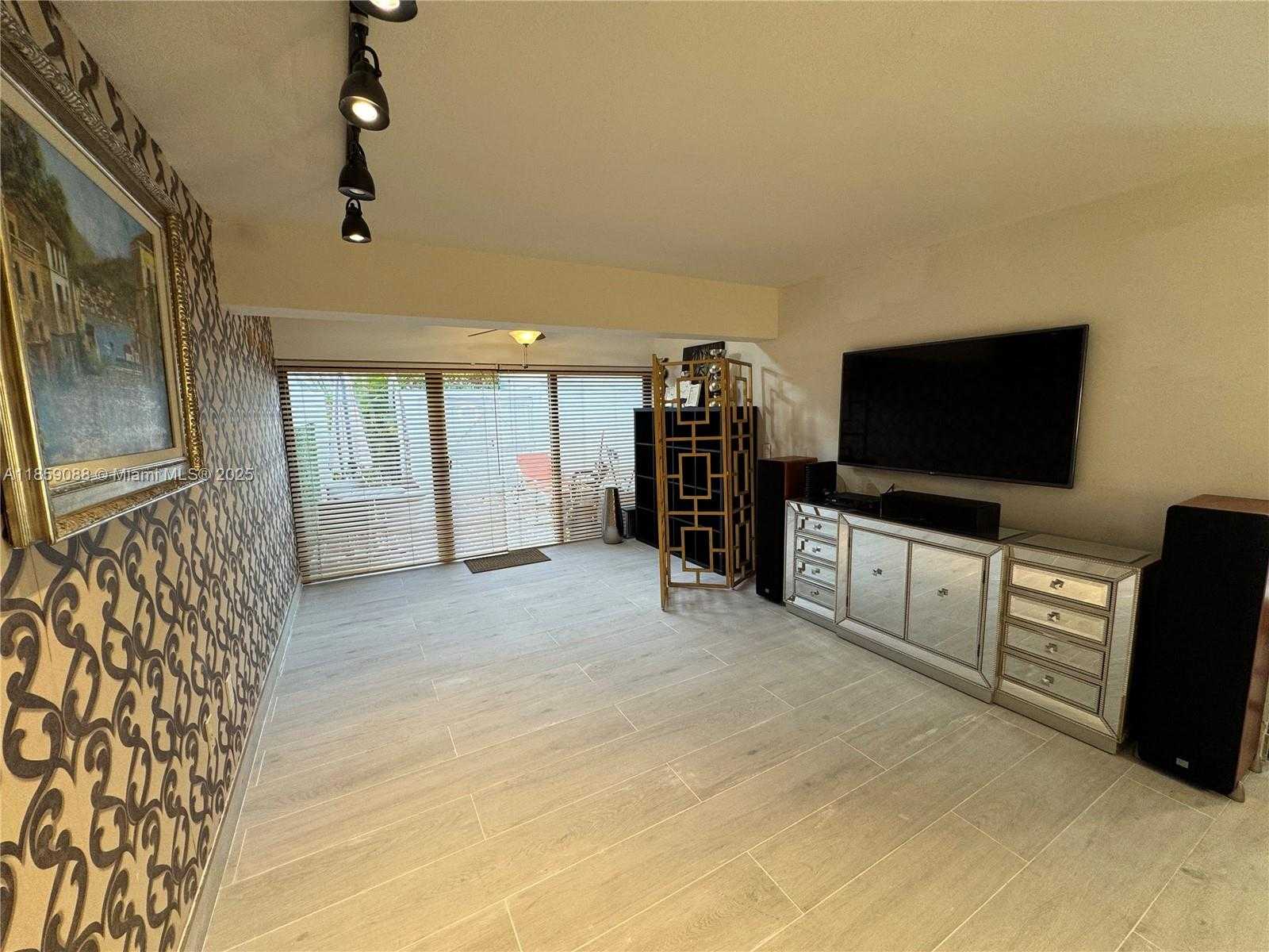 Small Image of 20940 BAY CT #333-3, Aventura Number 11
