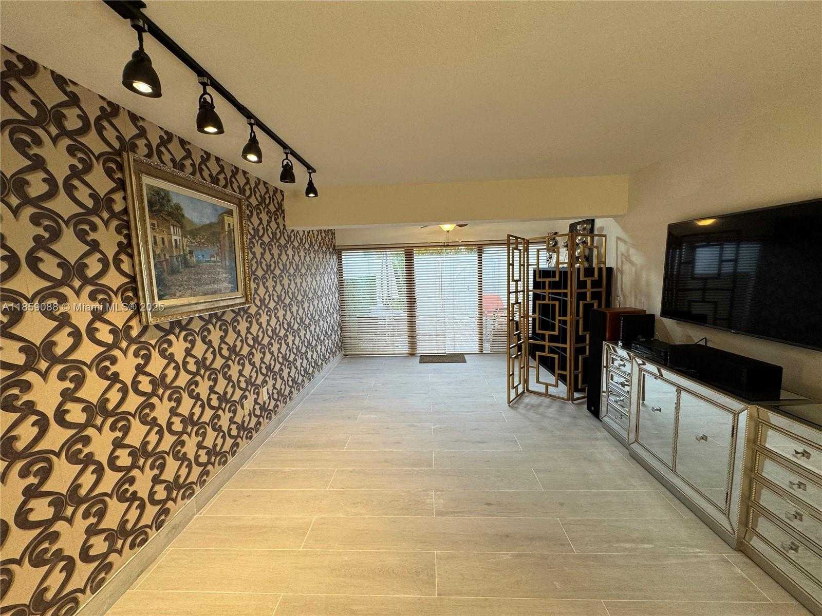 Small Image of 20940 BAY CT #333-3, Aventura Number 12