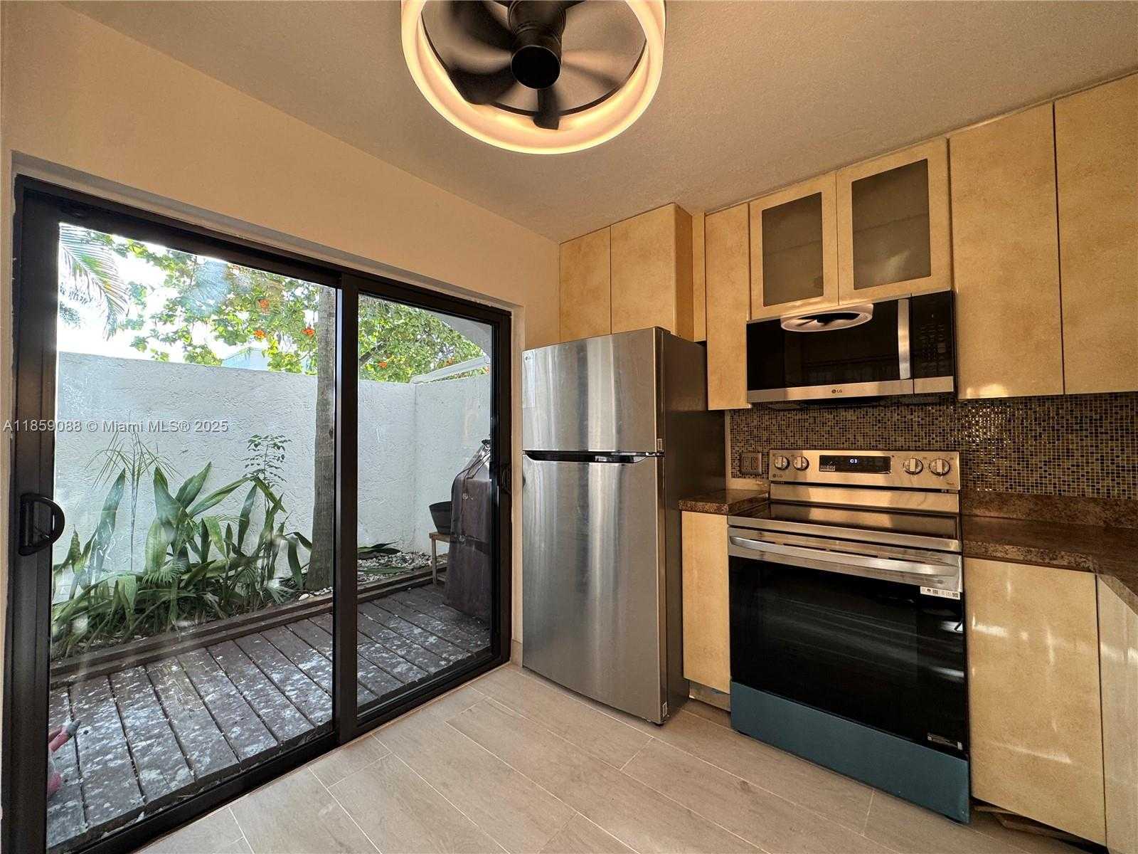 Small Image of 20940 BAY CT #333-3, Aventura Number 2