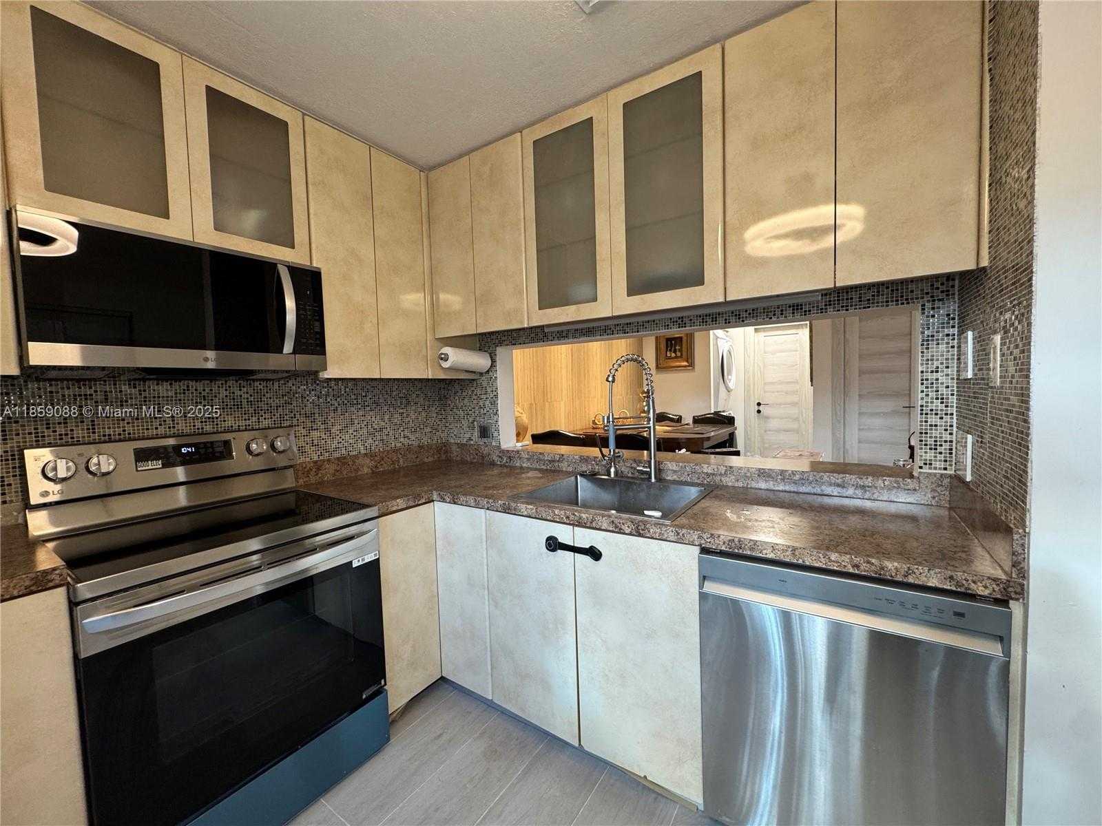 Small Image of 20940 BAY CT #333-3, Aventura Number 3