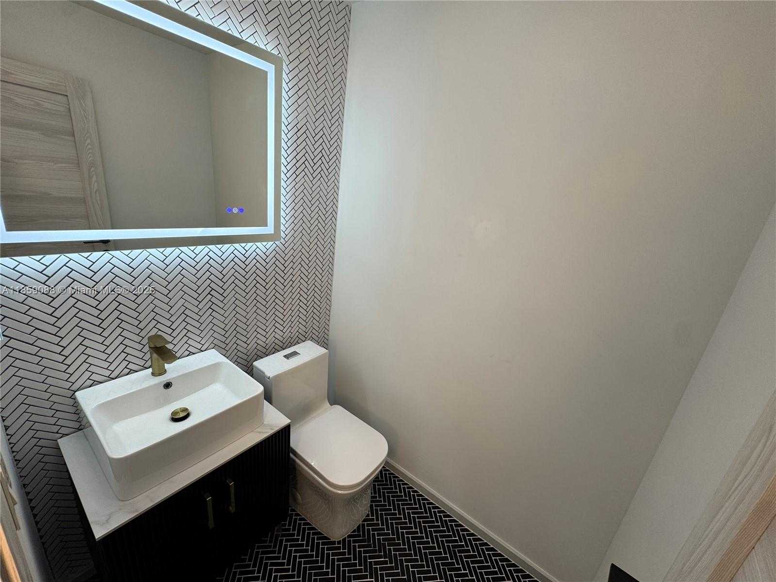 Small Image of 20940 BAY CT #333-3, Aventura Number 34