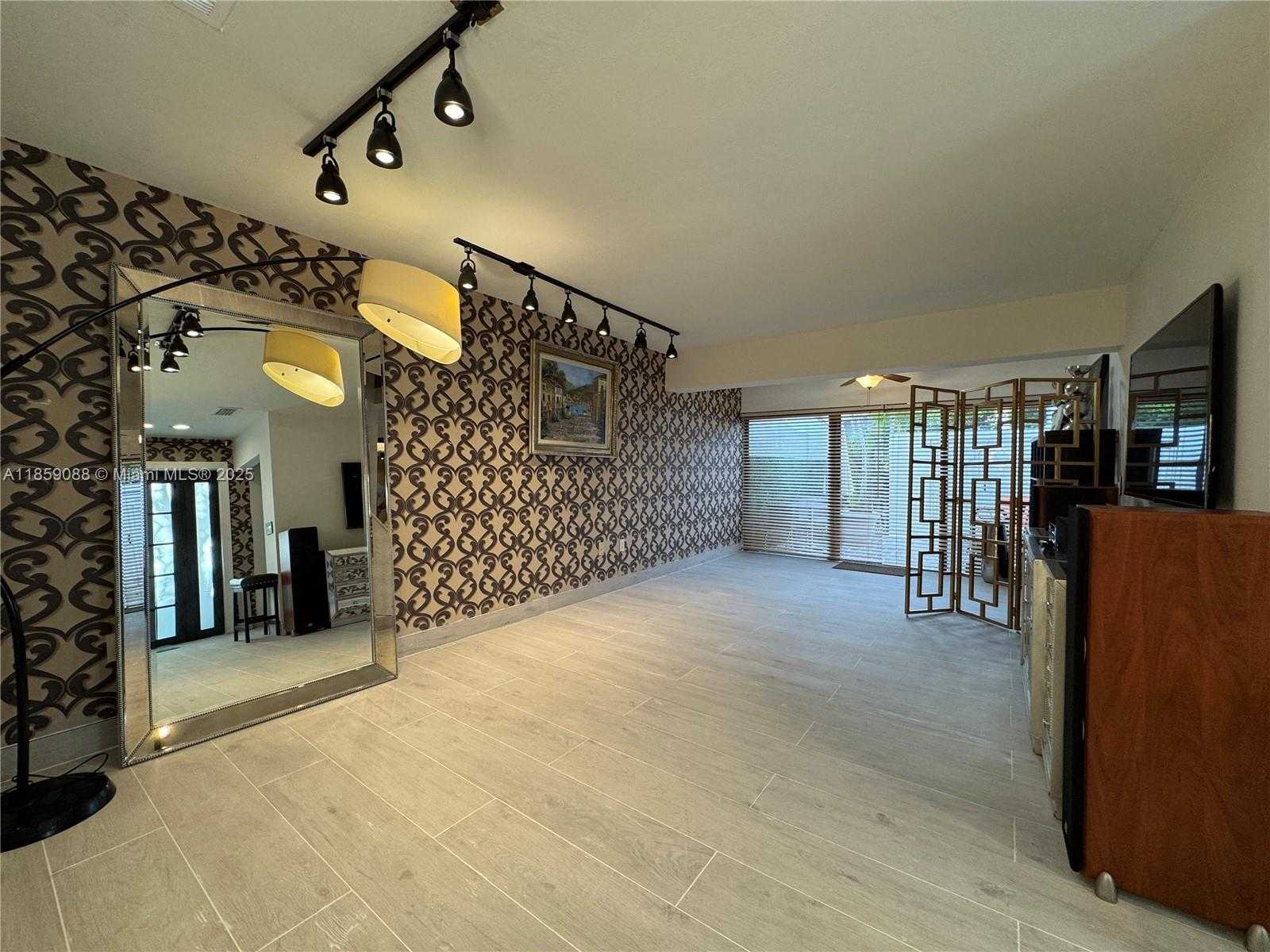Small Image of 20940 BAY CT #333-3, Aventura Number 5
