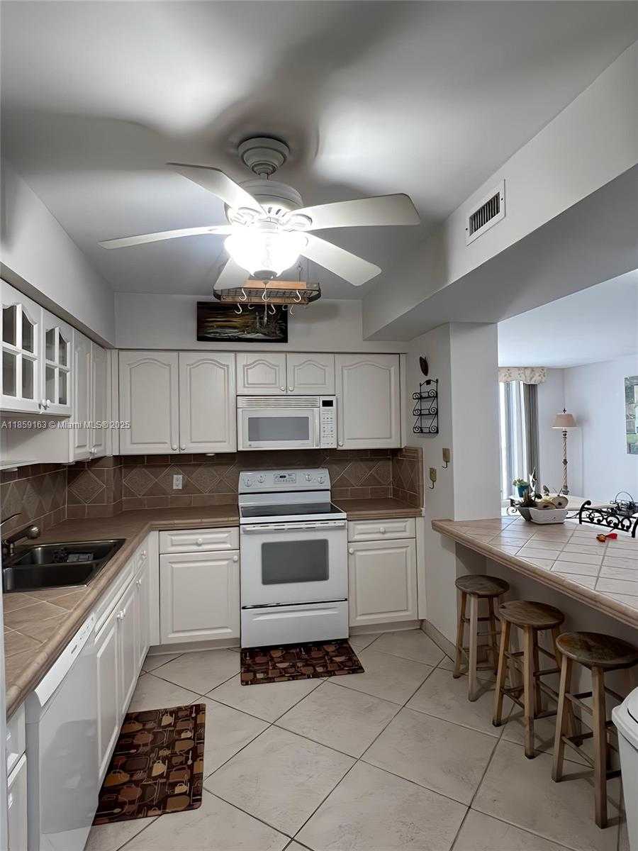 Small Image of 5825 COLLINS AVE #7K, Miami Beach Number 3