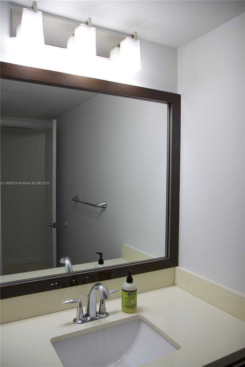 Small Image of 2901 SOUTH BAYSHORE DR #3D, Miami Number 18
