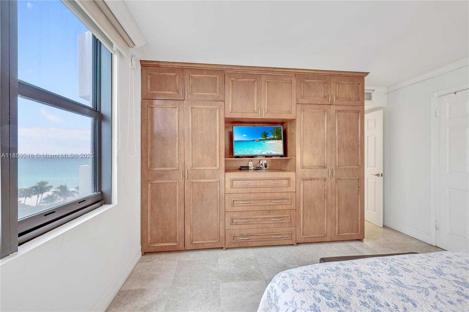 Small Image of 4301 COLLINS AVE #907, Miami Beach Number 10