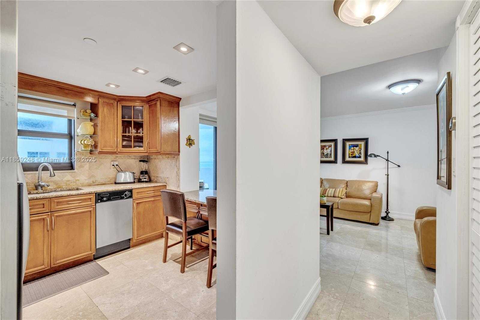Small Image of 4301 COLLINS AVE #907, Miami Beach Number 13