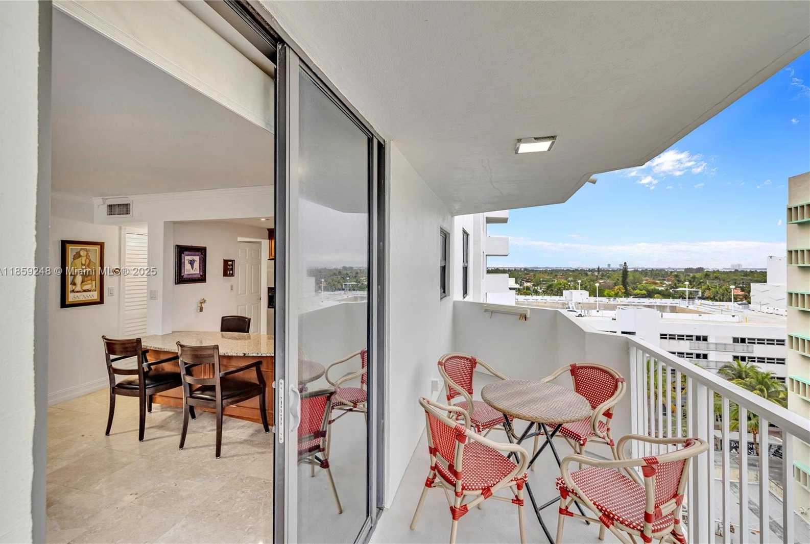 Small Image of 4301 COLLINS AVE #907, Miami Beach Number 17