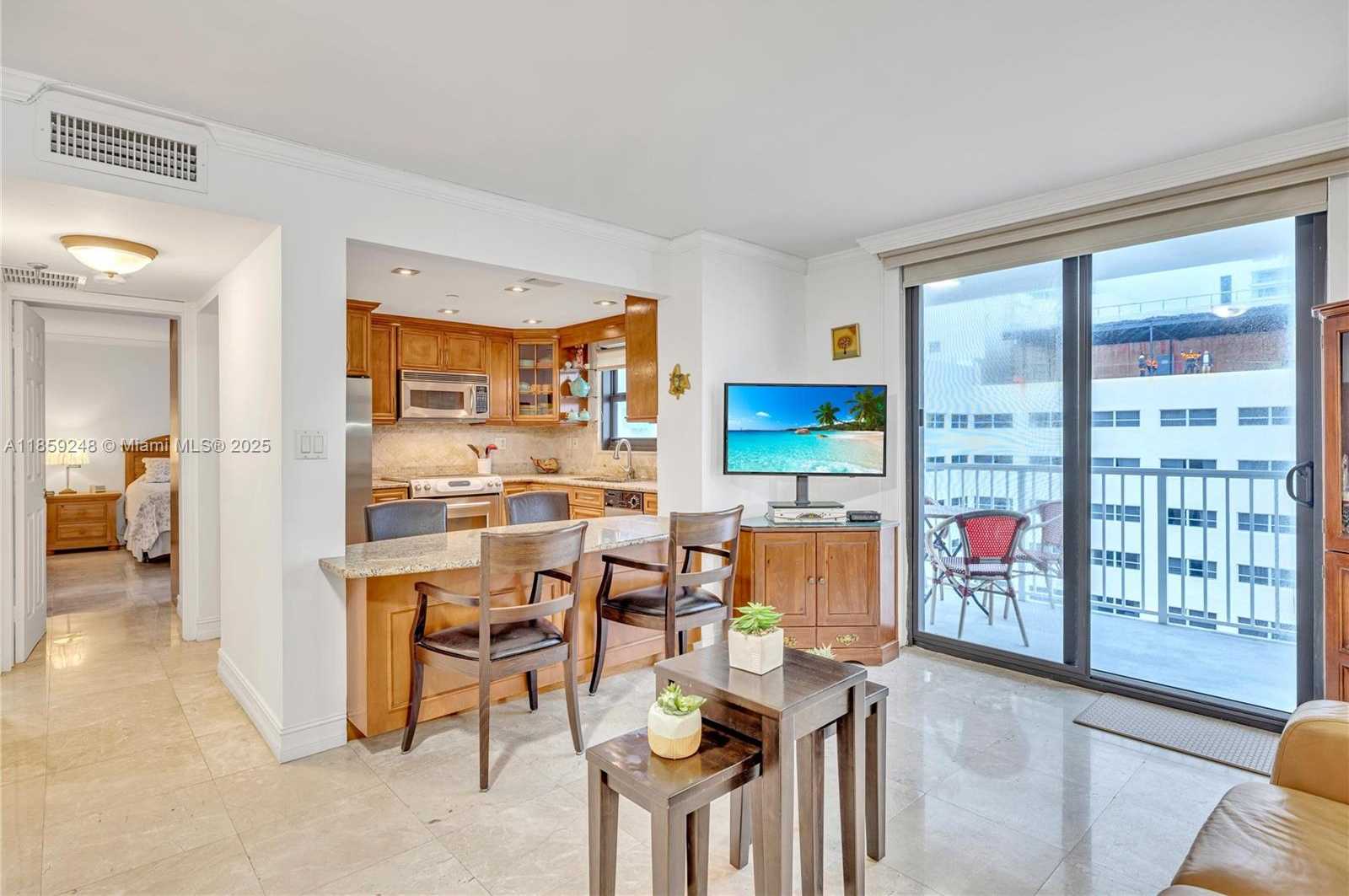 Small Image of 4301 COLLINS AVE #907, Miami Beach Number 3
