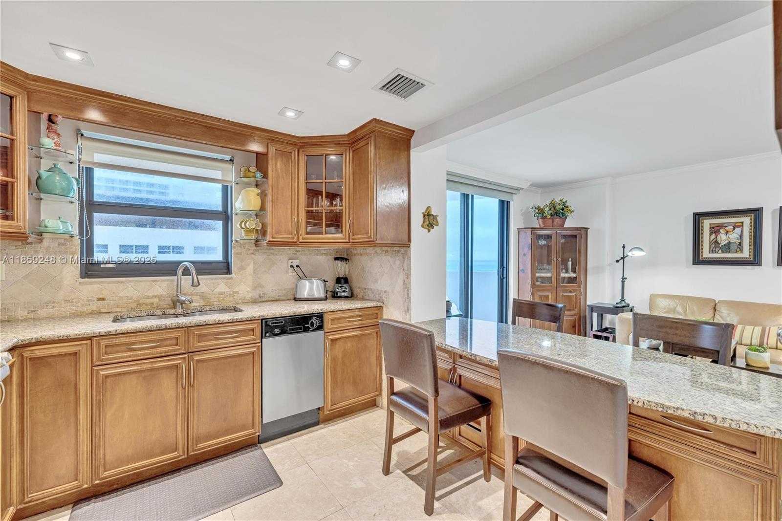 Small Image of 4301 COLLINS AVE #907, Miami Beach Number 5