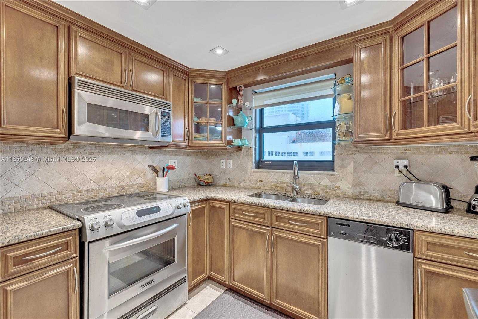 Small Image of 4301 COLLINS AVE #907, Miami Beach Number 6