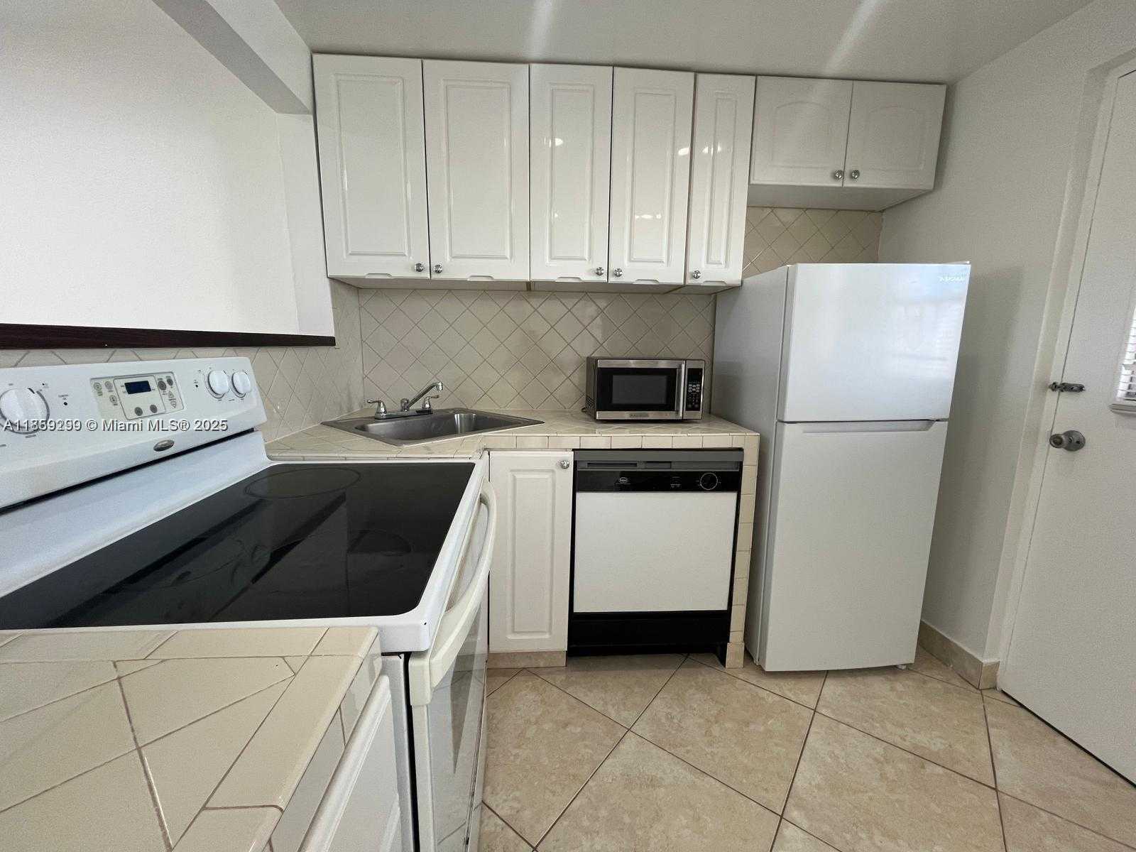 Small Image of 4141 NAUTILUS DR #7F, Miami Beach Number 2