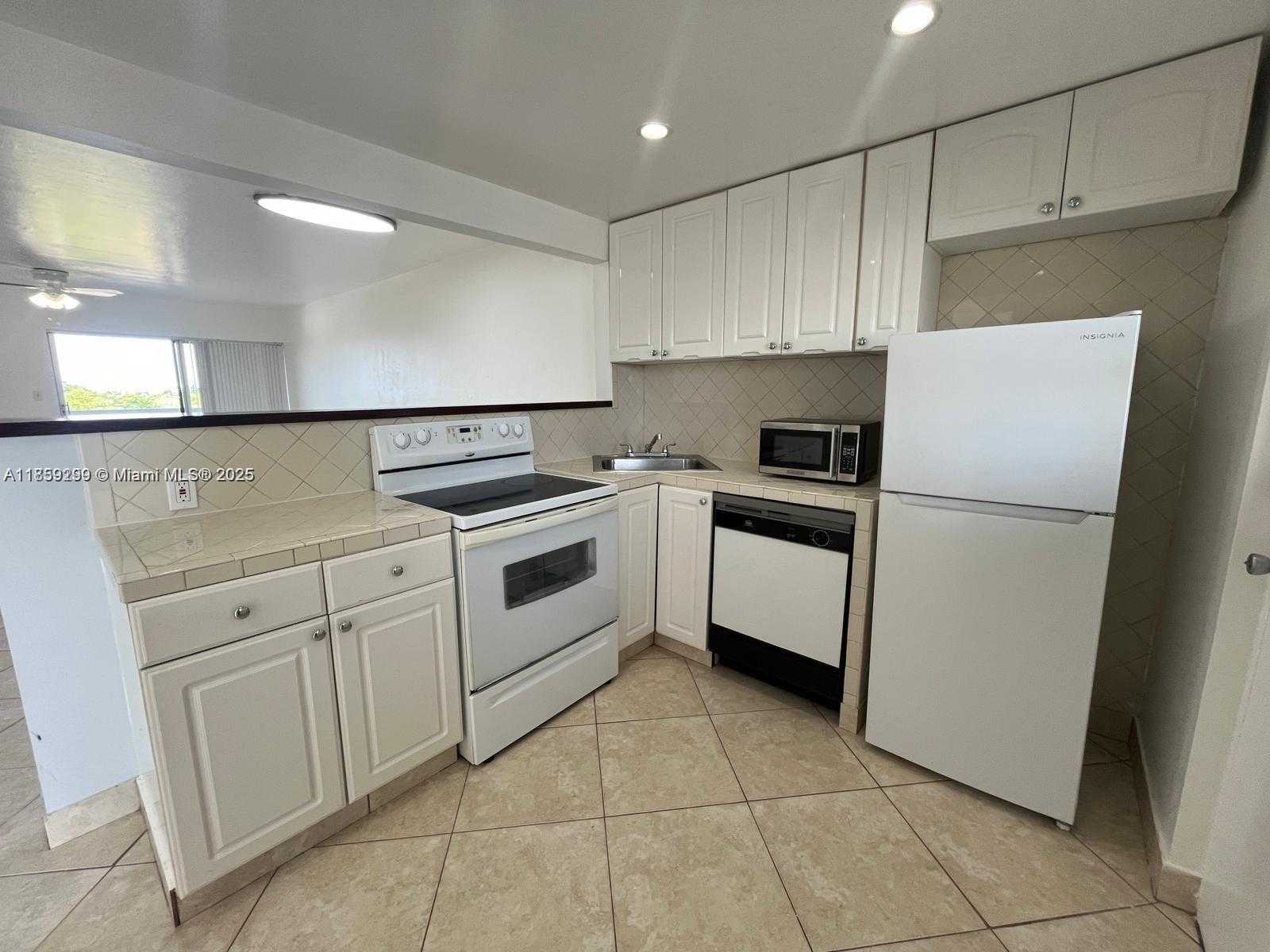 Small Image of 4141 NAUTILUS DR #7F, Miami Beach Number 3