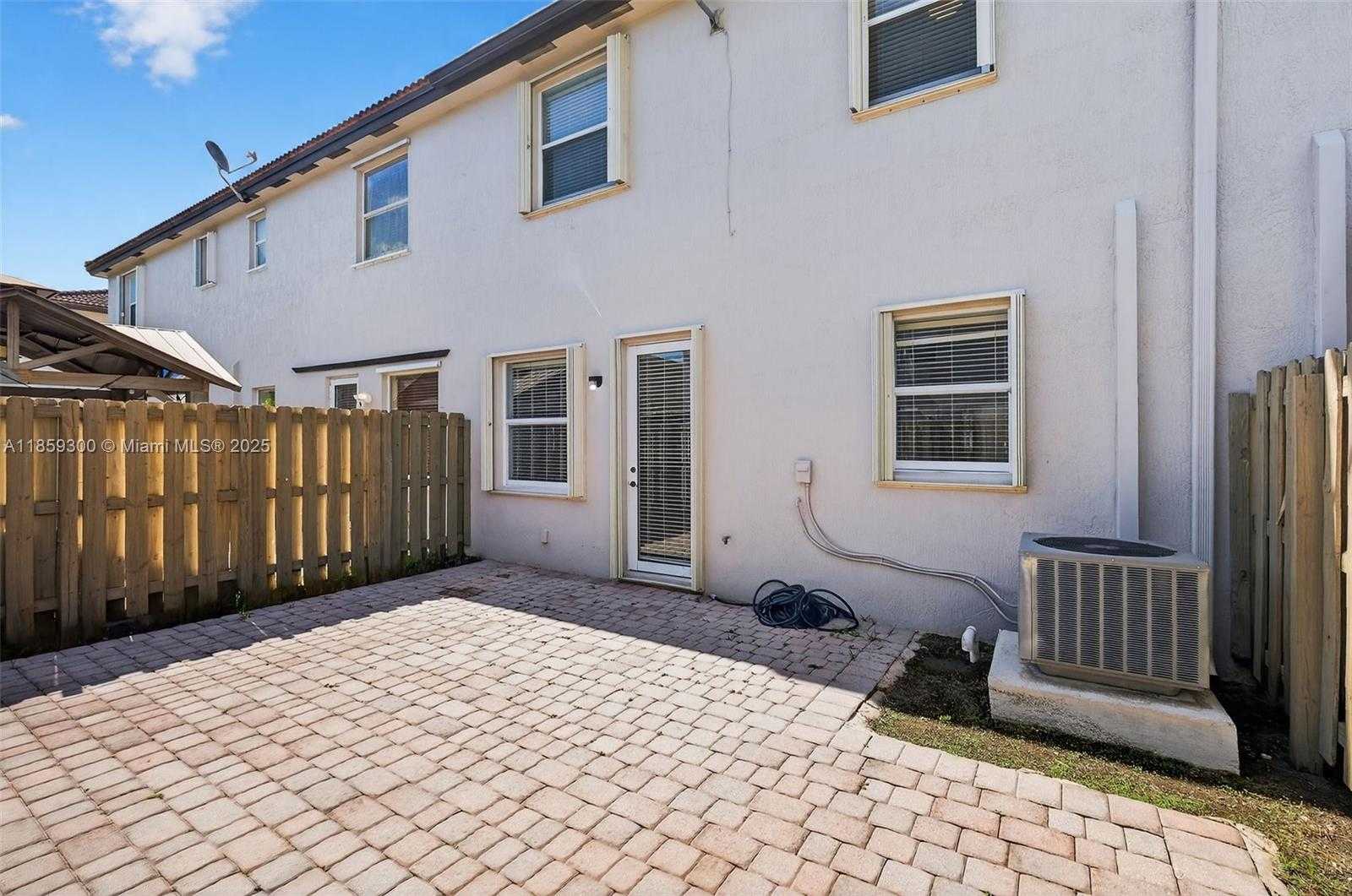 Small Image of 14747 SOUTH WEST 25 LN, Miami Number 10