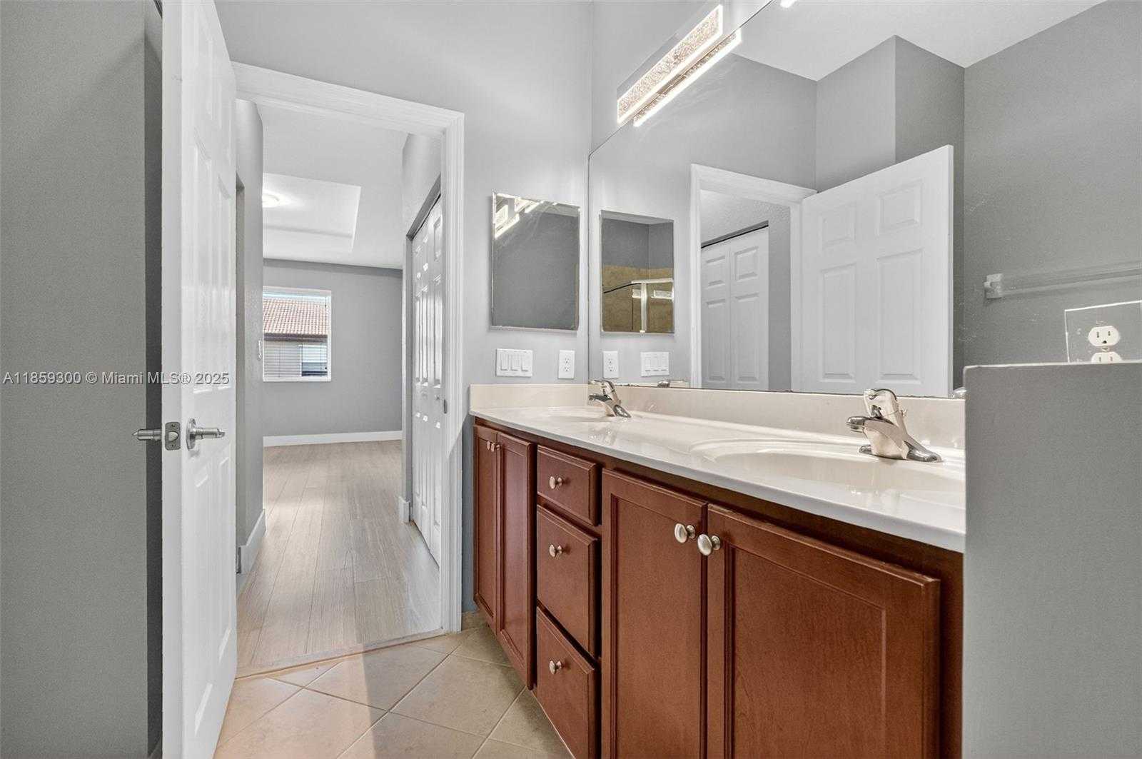 Small Image of 14747 SOUTH WEST 25 LN, Miami Number 19