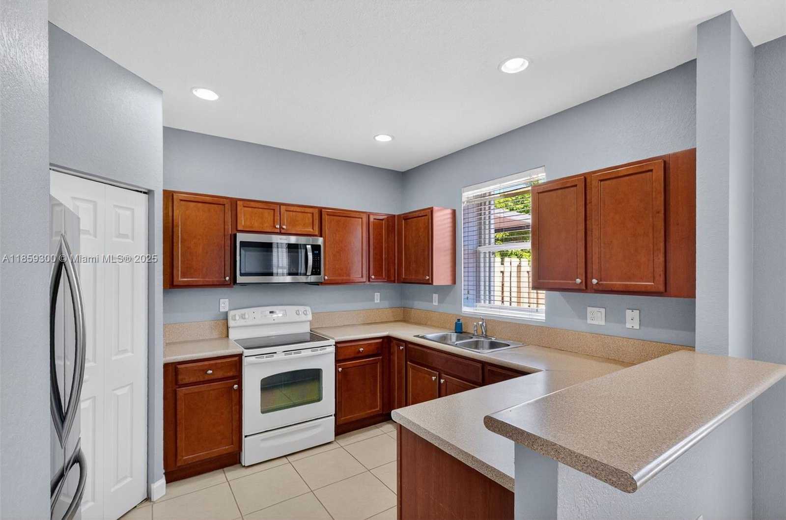 Small Image of 14747 SOUTH WEST 25 LN, Miami Number 6