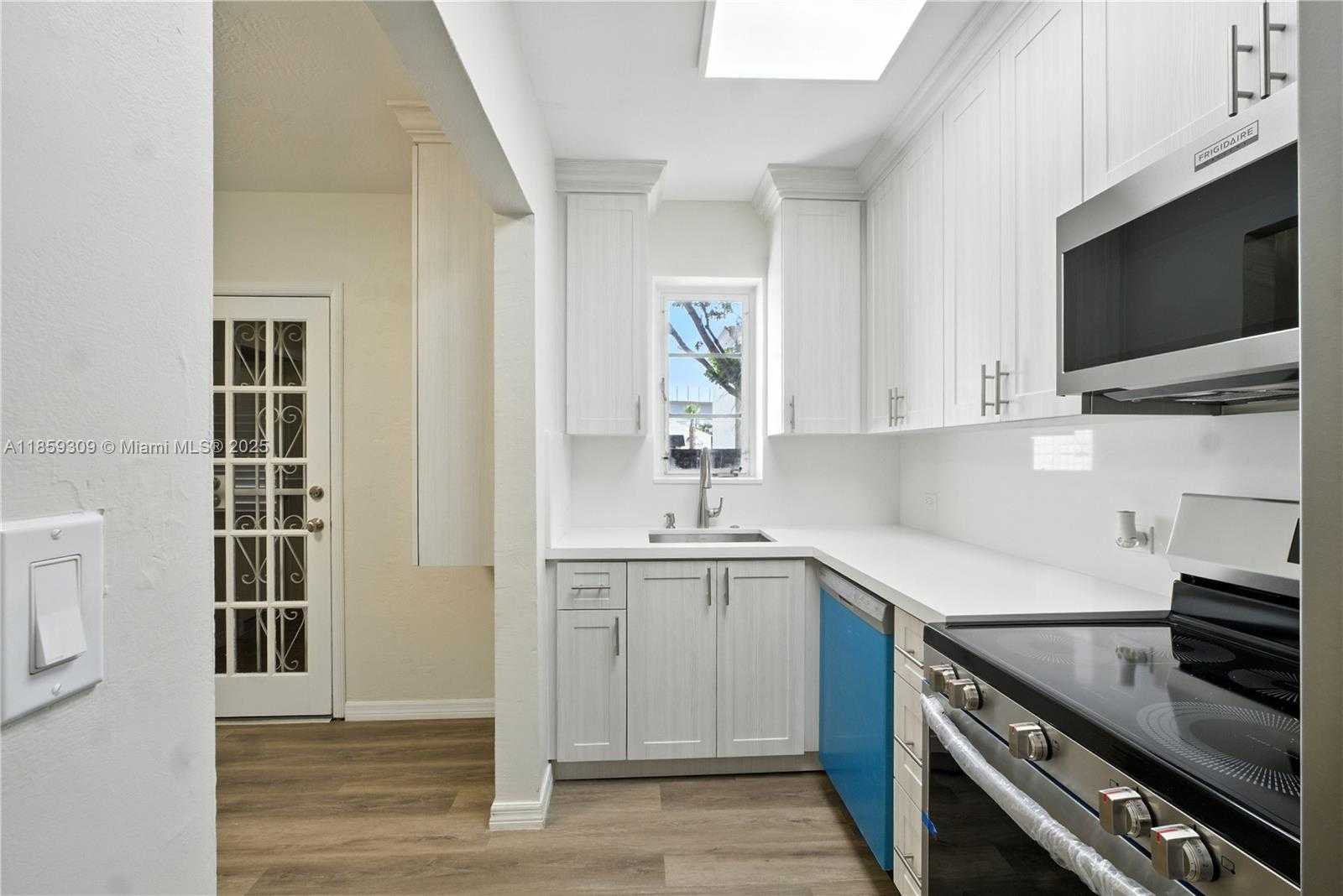 Small Image of 2545 SOUTH WEST 27 LN, Miami Number 11