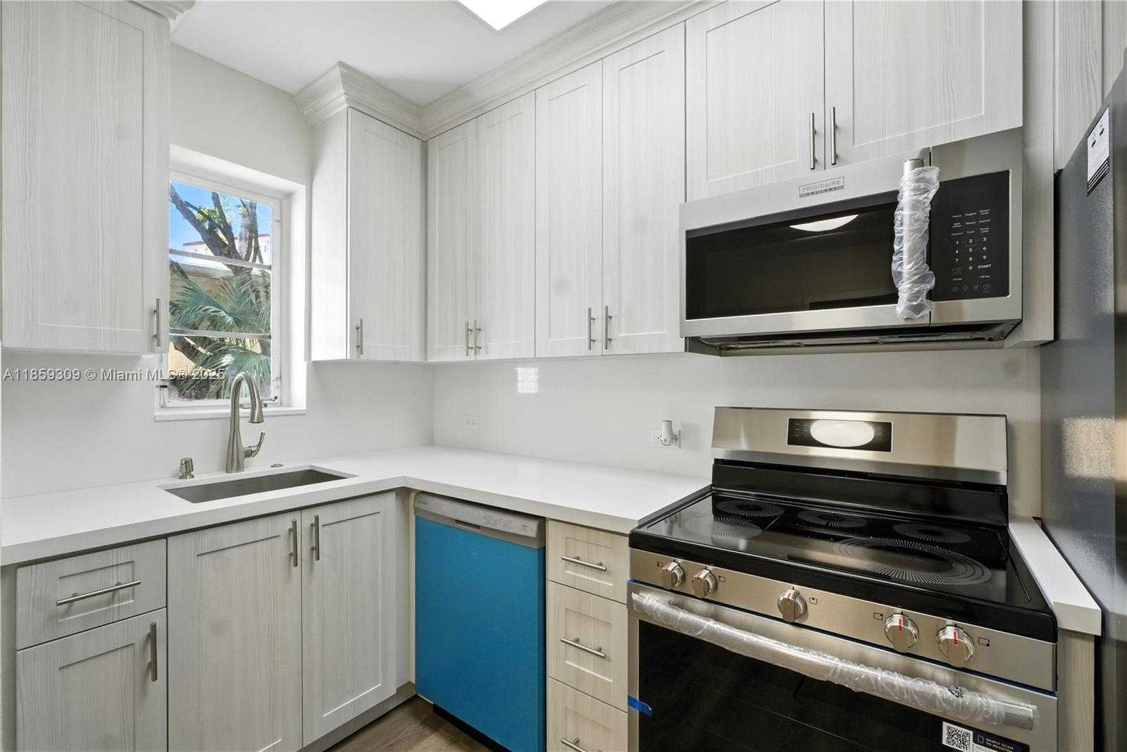 Small Image of 2545 SOUTH WEST 27 LN, Miami Number 12