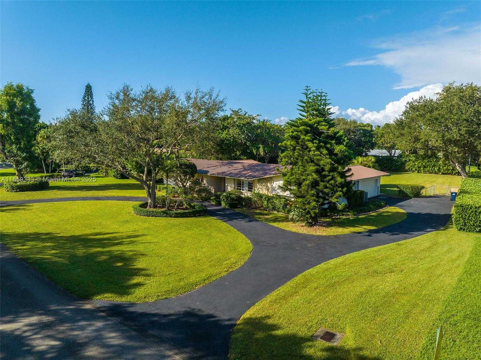 Small Image of 11420 SOUTH WEST 80TH RD, Pinecrest Number 14