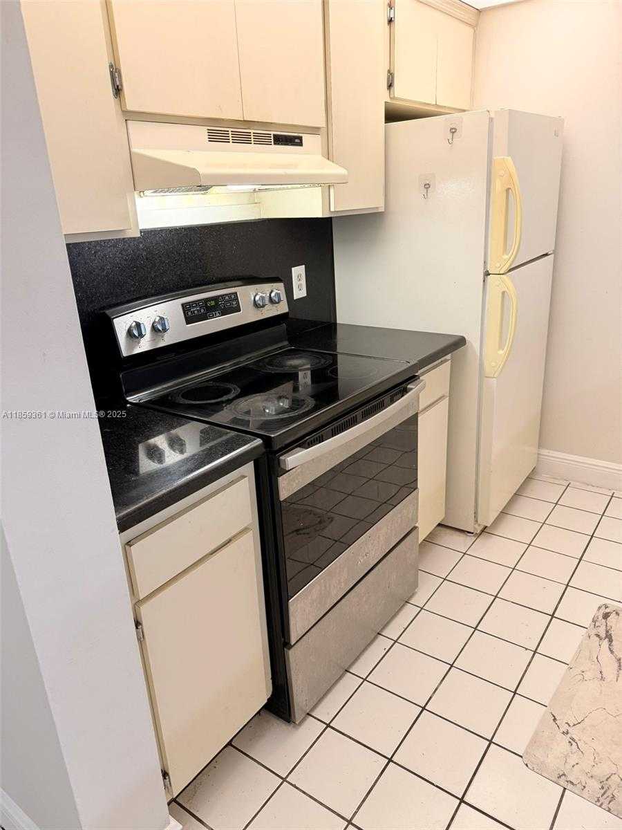 Small Image of 8160 GENEVA CT #205, Doral Number 5