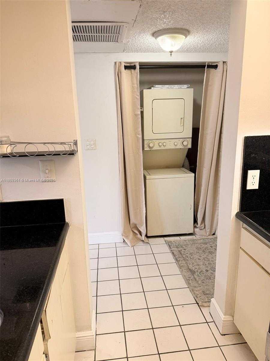 Small Image of 8160 GENEVA CT #205, Doral Number 6